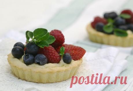 Тарталетки с ягодами и заварным кремом