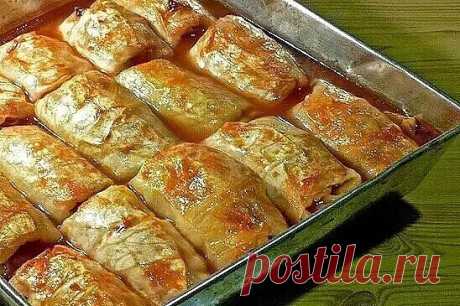 Как сделать голубцы в 3 раза вкуснее: никто не останется равнодушным
1 средний кочан свежей капусты
150 г мясного фарша
50 г риса
1 маленькая луковица
1 небольшая морковь
100 мл воды
масло растительное
соль, перец
Ингредиенты для «шубы»
100 г сыра
2 помидора
зелень укропа и петрушки
3–4 зубчика чеснока
30 г сметаны средней жирности
соль, перец