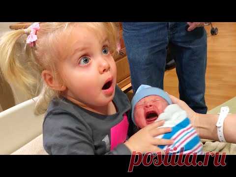 Первая встреча братьев и сестер новорожденного ребенка - мы смеемся