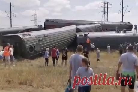 В России пассажирский поезд столкнулся с грузовиком. Опрокинулись восемь вагонов, пострадали десятки человек
