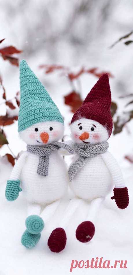 PDF Снеговик крючком. FREE crochet pattern; Аmigurumi toy patterns. Амигуруми схемы и описания на русском. Вязаные игрушки и поделки своими руками #amimore - снеговик к Новому году, снеговичок в колпачке и варежках.