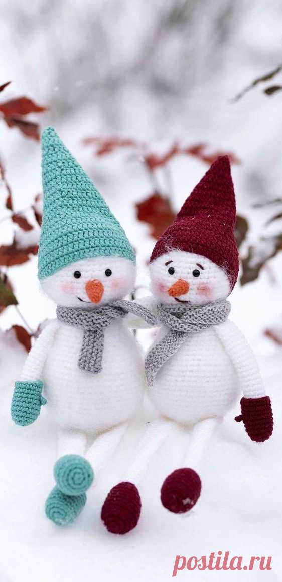 PDF Снеговик крючком. FREE crochet pattern; Аmigurumi toy patterns. Амигуруми схемы и описания на русском. Вязаные игрушки и поделки своими руками #amimore - снеговик к Новому году, снеговичок в колпачке и варежках.