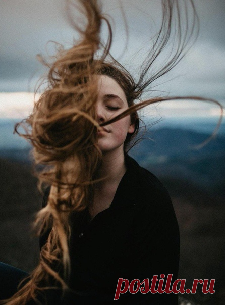 #alchemy_beautiful

Дыхание осени в каждом шаге и на каждой ветке чувствуется настолько сильно, что при вдохе холодеет в груди. Вдыхая синеву, выдыхаешь лёгкий белый пар, и его облачка соединяются в небе в силуэты сказочных городов. Уже не ляжешь на тёплую землю, ощущая всем телом её могучую силу – холодно, холодно, слишком холодно. Уже не прижмёшься к замшелой сосне, пачкающей одежду золотистыми чешуйками коры и янтарными потёками смолы: мох впитал слишком много влаги, чу...