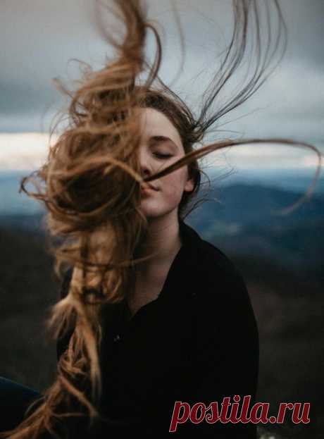 #alchemy_beautiful

Дыхание осени в каждом шаге и на каждой ветке чувствуется настолько сильно, что при вдохе холодеет в груди. Вдыхая синеву, выдыхаешь лёгкий белый пар, и его облачка соединяются в небе в силуэты сказочных городов. Уже не ляжешь на тёплую землю, ощущая всем телом её могучую силу – холодно, холодно, слишком холодно. Уже не прижмёшься к замшелой сосне, пачкающей одежду золотистыми чешуйками коры и янтарными потёками смолы: мох впитал слишком много влаги, чу...