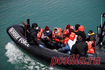 В Великобритании зафиксировали рекордный наплыв нелегалов за сутки. Более 430 нелегальных мигрантов перебрались через Ла-Манш и прибыли в Великобританию 19 июля. Отмечается, что нелегалы установили новый рекорд по числу прибывших за сутки. Большинство из них прибыли с севера Франции и Бельгии, переплыли пролив на лодках и высадились на побережье британского графства Кент.