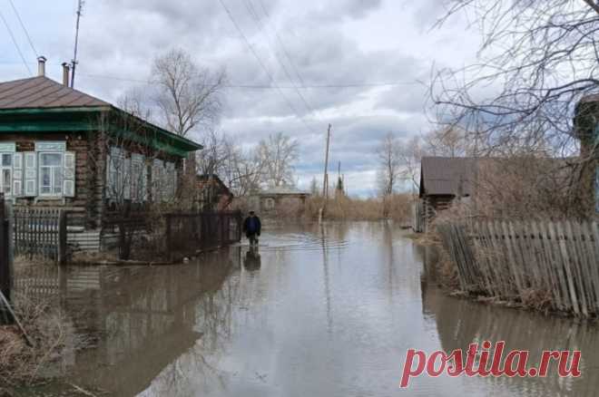 В Кремле рассказали о ситуации с паводком в регионах России. По прогнозу МЧС, в середине недели большая вода придет еще в две области.