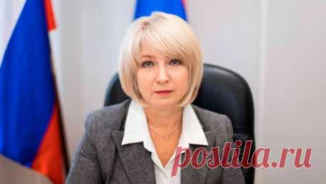 Карельский депутат на заседании назвала общественницу &quot;курицей&quot;. Глава комитета по образованию, культуре, спорту и молодежной политике Заксобрания Карелии Галина Гореликова во время заседания оскорбила общественницу, которая села на одно из передних мест, предназначенных для депутатов. Об этом сообщает ...