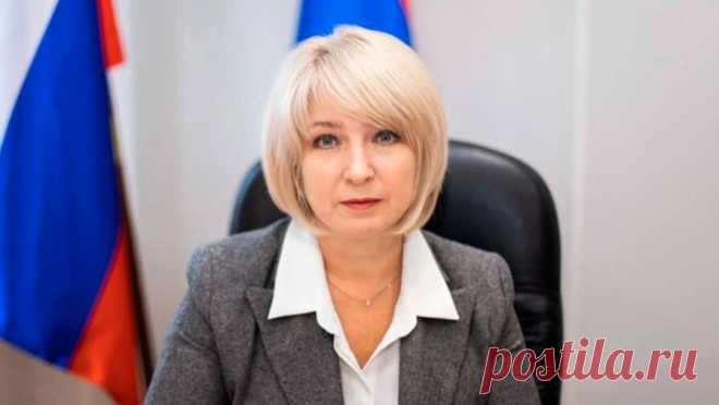 Карельский депутат на заседании назвала общественницу "курицей". Глава комитета по образованию, культуре, спорту и молодежной политике Заксобрания Карелии Галина Гореликова во время заседания оскорбила общественницу, которая села на одно из передних мест, предназначенных для депутатов. Об этом сообщает ...