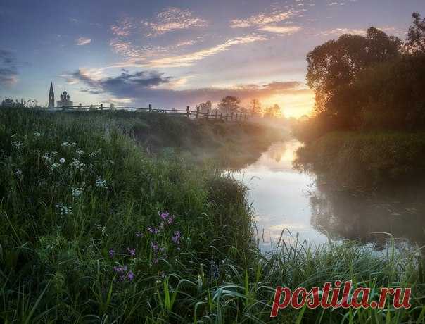 Рассвет в селе Осенево, Ярославская губерния. Автор фото: Сергей Сутковой.