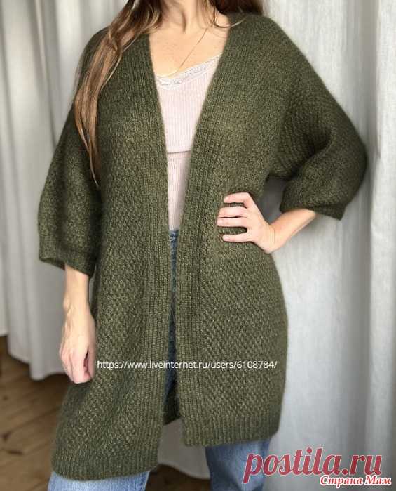 Кардиган Fungus (Грибок) by Refined Knitwear. Спицы. Это женственный кардиган большого размера со спущенным плечом, рукавами и широкой планкой резинкой по краю горловины и по длине деталей переда. Кардиган вяжется красивым узором «двойной рис».