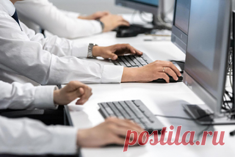 Россиян предупредили об опасных новогодних уловках кибермошенников. В популярной комбинированной схеме киберпреступники используют массовые рассылки и подставных операторов кол-центров. Жертва получает фишинговое письмо с заманчивым предложением и номером телефона, позвонив по которому, попадает на оператора. Тот дает инструкции для загрузки вредоносного ПО.