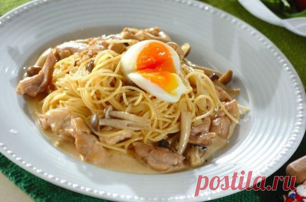 Спагетти с куриным сливочным соусом.