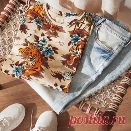 Залог чудесного весеннего дня – стильный, яркий образ. Вдохновляйтесь нашими моделями с яркими принтами и создавайте модные сочетания, которые заставят улыбнуться и вас, и окружающих! Наши новинки с тропическими узорами, а также другие стильные модели для мужчин уже представлены на hm.com! 🐅 #HMMan