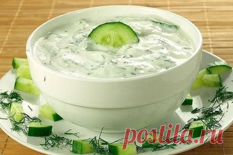 ОГУРЕЧНЫЙ Соус! 
Изумительно вкусный и простой в приготовлении соус для овощей, мяса и всего того, с чем едят майонез. 
Приготовление:
1. Натереть один средний огурец на крупной терке и слегка отжать сок.
2. Добавить 100 гр сливочного мягкого сыра, 2 зубчика измельченного чеснока, 3 ст. ложки жирной сметаны, 1 ч. ложку мелкопорезанного укропа.
3. Приправить специями и перемешать.
Чудесный соус готов!