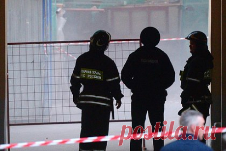 В российском городе рухнула стена жилого дома. В городе Рубцовск Алтайского края обрушилась стена жилого дома. Хозяйки в момент происшествия в квартире не было. Дом был построен в 1948 году. В 2021 году дом признали аварийным, но жильцы выселяться не стали, считая, что до такого состояния здание довела халатность УК.