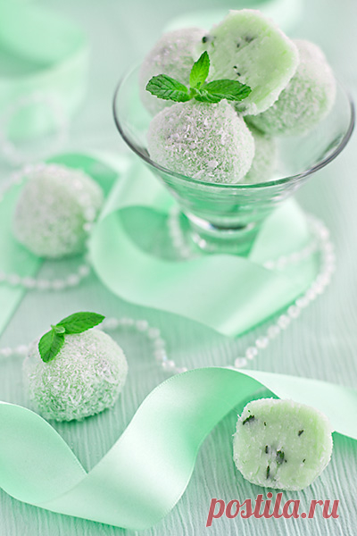 Трюфели из белого шоколада с мятой и кокосом - Рыжая книга кухонных пределов