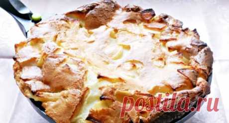 Нежный, вкусный и оригинальный десерт «Флонярд» - Узнал сам расскажи другому все самое интересное - медиаплатформа МирТесен Ингредиенты: яблоко (крупное) — 1 шт; мука (с горкой) — 3 ст.л.; молоко — 250 мл; яйца — 3 шт; сахар — 2-3 ст.л.; растительное масло — 2 ст.л.; сливочное масло — 1 ст.л.; мед — 1 ст.л.; соль (щепотка) ; сахарная пудра (для посыпки) ; Приготовление: Очищенное яблоко нарезаем небольшими