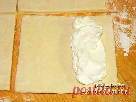 Слоёные трубочки с малиной.

Мои домашние уже привыкли к тому, что у нас в доме постоянно есть выпечка, в том числе, и из слоёного теста. Поэтому часто ждут к чаю какую-нибудь вкусняшку... 

Любая выпечка с ягодами у нас идёт на ура. И это понятно — она всегда получается вкусной, полезной и очень ароматной! Просто не оторваться! ;)

Основные продукты:

— 500 г слоёного теста без дрожжей
— 200 мл сметаны 20-процентной жирности
— 1 стакан замороженной или свежей малины

Допо...