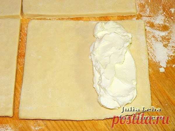 Слоёные трубочки с малиной.

Мои домашние уже привыкли к тому, что у нас в доме постоянно есть выпечка, в том числе, и из слоёного теста. Поэтому часто ждут к чаю какую-нибудь вкусняшку... 

Любая выпечка с ягодами у нас идёт на ура. И это понятно — она всегда получается вкусной, полезной и очень ароматной! Просто не оторваться! ;)

Основные продукты:

— 500 г слоёного теста без дрожжей
— 200 мл сметаны 20-процентной жирности
— 1 стакан замороженной или свежей малины

Допо...