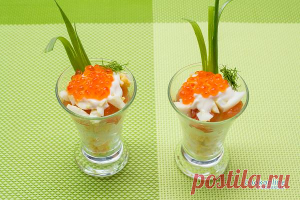 Салат с икрой и семгой