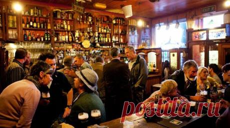 Что пьют англичане: гид по традиционным спиртным напиткам Британии Пиво
Для британцев паб — это второй дом, где можно отдохнуть, пообщаться с друзьями и пропустить несколько пинт пива. Пристрастие к хмельному напитку зародилось в Средние века. Многие мужчины подолгу ...