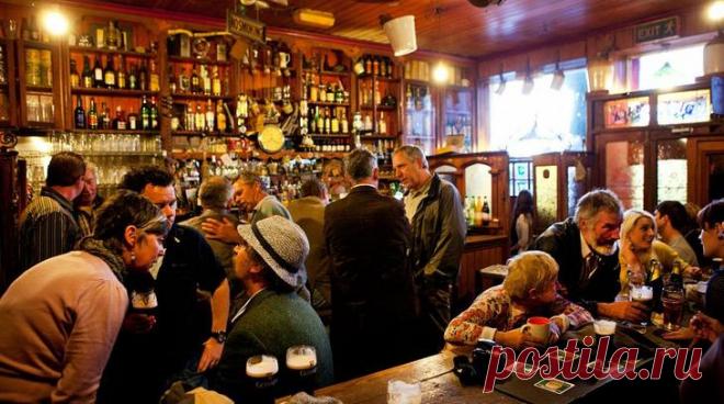 Что пьют англичане: гид по традиционным спиртным напиткам Британии Пиво
Для британцев паб — это второй дом, где можно отдохнуть, пообщаться с друзьями и пропустить несколько пинт пива. Пристрастие к хмельному напитку зародилось в Средние века. Многие мужчины подолгу ...