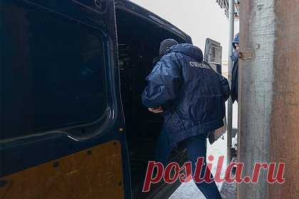 В российском регионе грабители украли два мешка золота на 210 миллионов рублей. В Забайкалье трое грабителей украли из машины «Спецсвязи», который перевозил драгоценный металл с рудника «Таборный», два мешка золота на 210 миллионов рублей. Неизвестные следовали за грузовиком инкассаторов от рудника, а когда тот остановился у почтового отделения в поселке Новая Чара, вскрыли на машину.