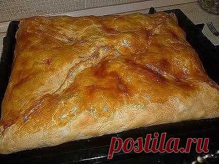 КУБИТЕ

Одно из самых вкусный блюд греческой кухни!

1) слоеное тесто.
2) курица. Курицу порезать на кусочки, посолить, поперчить по вкусу.
3) картофель. Порезанный, как на фото. Также посолить(не много)
4) Лук, порезанный как угодно.
5) Сливочное масло.
6) Яйцо, преимущественно, желток, чтобы сверху смазать пирог, для корочки.

Тесто выкладывается в противень, а в него уже - начинка и все потом заворачивается, как конверт.
на низ - картофель, сверху мясо, сверху лук(на фо...