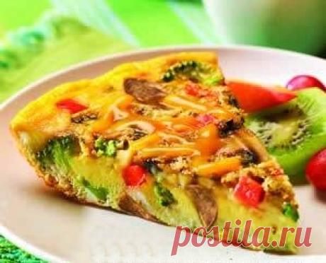 Фриттата Рецепт: Яйца 4-5 шт. Шпинат 150 г. Шампиньоны 200 г. Сыр твердый 50г Сметана нежирная 4 ст.л. Лук репчатый 0,5 шт. Соль и перец по вкусу Масло растительное для жарки 10 г. Тонко нарезать грибы, лук мелкими кубиками и обжарить с минимальным количеством масла, добавить шпинат, можно замороженный. Яйца смешать со сметаной, взбить, посолить, поперчить, добавить специи по вкусу и всыпать натертый сыр, хорошо перемешать. К яйцам добавить грибы со шпинатом, перемешать и вылить в форму для з...