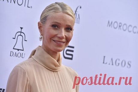 51-летняя Гвинет Пэлтроу показала фигуру в прозрачном наряде. Американская актриса кино и телевидения, бизнесвумен Гвинет Пэлтроу снялась в откровенном образе для американского журнала Bustle. В рамках фотосессии 51-летняя звезда примерила наряд, состоявший из красных предметов гардероба. Так, она надела прозрачный топ и бюстгальтер бренда Gucci.