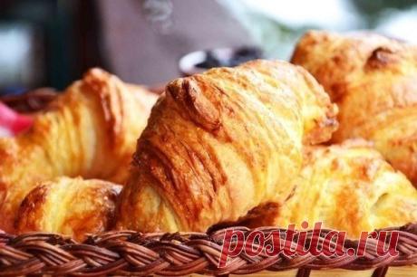 Домашние круассаны (по рецепту французской кондитерской)

Ингредиенты:
Мука пшеничная 450 г
Дрожжи 8 г
Сахар (песок) 60 г
Яйцо куриное 2 шт
Масло сливочное 180 г
Масло подсолнечное 20 г
Соль поваренная 5 г

Приготовление:
1.Дрожжи развести в 150 мл теплой воды, дать постоять 10 мин., затем перемешать. Просеять муку, высыпать в глубокую миску. 30 г сливочного масла размять руками и растереть с мукой.Добавить 1 яйцо, сахар, 1/2 ч. л. соли, дрожжи и вымесить гладкое эластично...