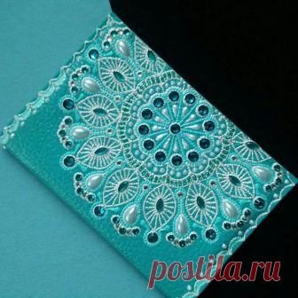 А вот и новые краски!
Солнце с утра поймать не успела, поэтому истинный оттенок ловила пасмурным вечером.
@anna_vecbrale Анечка, это твоя ! #обложканапаспорт #назаказ Пользуйся с удовольствием!
Моя любимая #бирюза . Как говорит мой супруг #цветислама . Вот уж не знаю прав он или нет. Есть знатоки? Поделитесь , пожалуйста, информацией.
Кстате, эту обложку можно использовать и на #автодокументы . Этот факт даёт шанс преумножить красоту.
 #обложканазаказ  #точечнаяроспись #то...