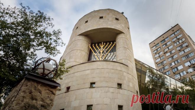 В Москве пытались обокрасть синагогу. В Москве из синагоги на улице Большая Бронная вынесли ценные предметы, по подозрению в краже задержали девушку. Об этом сообщает Telegram-канал Baza. Инцидент произошел утром 28 октября. Как пишет Baza, девушка зашла в синагогу и забрала ...