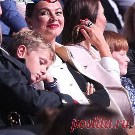 Алина Кабаева с детьми посетила ледовое шоу