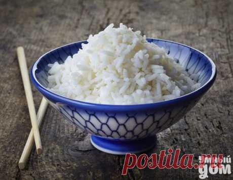 3 ПРОСТЫХ СЕКРЕТА, ЗНАЯ КОТОРЫЕ ВЫ СВАРИТЕ ИДЕАЛЬНЫЙ РАССЫПЧАТЫЙ РИС: 1. Во время варки рис ни в коем случае нельзя перемешивать. От этого ломаются зернышки, и в воду выделяется главная их составляющая – крахмал. В результате варево становится вязким, а крупка липкой. 2. Не рекомендуется поднимать крышку во время приготовления риса. В этом случае вы выпустите пар, и рис будет готовиться значительно медленнее. 3. Еще один кулинарный секрет. Если рис получился слегка «мокроватым», можно положить…