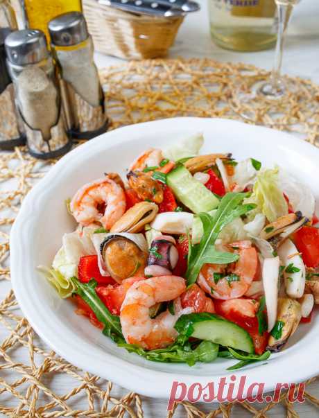 Салат с морепродуктами и кунжутным маслом на Вкусном Блоге Залог успеха этого салата – хороший коктейль из морепродуктов. Или купить их по отдельности. Ну и еще – не передержать их при готовке. А ароматное кунжутное масло и хрустящие свежие овощи отлично довершат дело 🙂 Для меня этот салат – полноценное обеденное блюдо. Мне достаточно дополнить его куском заквасочного хлеба,…