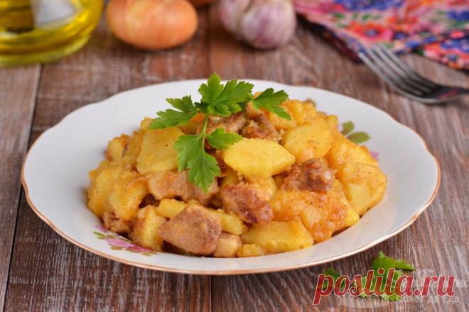 Тушеная картошка со свининой.

Готовим ароматную тушеную картошку со свининой и репчатым луком. Для цвета добавляем в блюдо сладкую паприку, а для аромата молотый кориандр и чеснок. Сначала хорошо зажариваем мясо, а затем добавляем картофель, вливаем воду и долго томим на плите.