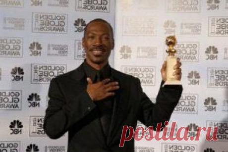 СТУДИЯ 6 » ТЫСЯЧА ЛИЦ ЭДДИ МЕРФИ Эдди Мерфи сам с собой танцует. Сам с собой разговаривает. Точнее, разговаривает с семью разными Эдди Мерфи в одной сцене. В это трудно поверить, но это правда. Можно даже увидеть, как Эдди Мерфи-обольститель танцует с Эдди Мерфи-толстой старухой. Приманка – “семь по цене одного” – оказалась весьма лакомой для зрителей. Фильм Эдди Мерфи “Чокнутый профессор-2: семейство Клампов” в премьерный уик-энд собрал 42 миллиона долларов (это личный рекорд для Мерфи), а в об