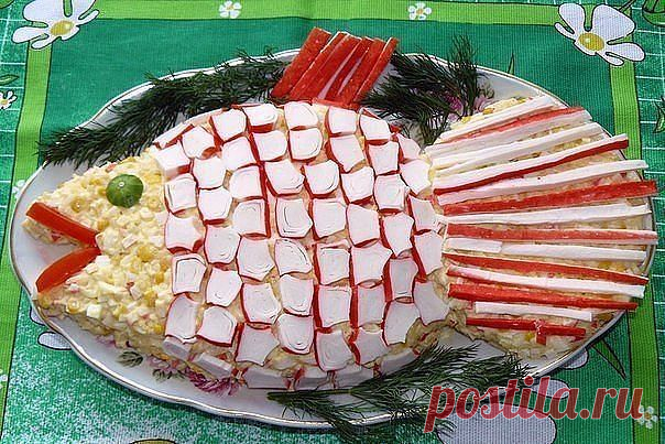 КРАБИК - идея модернизации и улучшения вкуса Классик-салата !!! **Краб/палочки 400г, вар/яйца 5шт (желтки раскрошить) -мелким кубиком, промытый вар/рис 0,5ст, консерв/кукуруза 1банка-380г, тертый твер/сыр 200г,  чеснок 4зуб, майонез 250мл -перемешать. *Украсим, как душа позволит !!! //Повар.ру