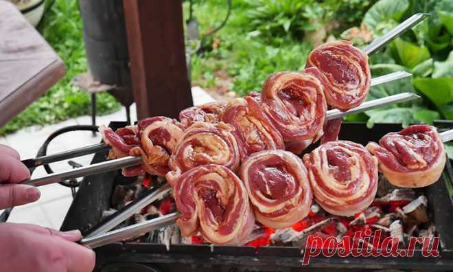 Жарим шашлык из баранины не кусками, а сворачиваем рулетиками. Сок остается внутри и не вытекает
