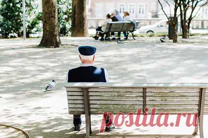 Работавший в одном месте 70 лет 83-летний мужчина отказался выходить на пенсию. Житель Сомерсета, Англия, 83-летний Брайан Чорли проработал в одной компании почти 70 лет и не планирует выходить на пенсию. Он рассказал, что впервые устроился на работу в обувной магазин в 1953 году — тогда британцу было 14 лет. Ранний выход на работу мужчина объяснил желанием помочь родителям.
