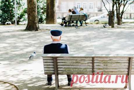 Работавший в одном месте 70 лет 83-летний мужчина отказался выходить на пенсию. Житель Сомерсета, Англия, 83-летний Брайан Чорли проработал в одной компании почти 70 лет и не планирует выходить на пенсию. Он рассказал, что впервые устроился на работу в обувной магазин в 1953 году — тогда британцу было 14 лет. Ранний выход на работу мужчина объяснил желанием помочь родителям.