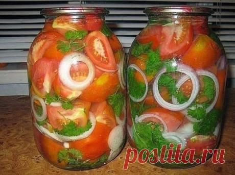 Маринованные помидоры. Нежный аромат томатов зимой
 
В подготовленную банку положить специи. Я кладу:
 
укроп,
петрушку,
листья смородины,
листья хрена,
лавровый лист,
перец горошком.
Вымытые спелые, но твердые помидоры режу на 2 — 4 части в зависимости от
размера.
В банку складываю помидоры, нарезанный полукольцами лук, листья  
петрушки.
Первый раз заливаю кипятком на 10 — 15 минут.
Второй раз заливаю маринадом.