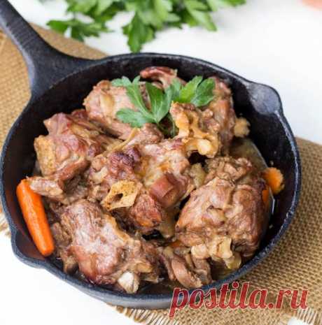 Шеи индейки, тушеные с овощами
Сочные вкусные кусочки шеи индейки, тушеные в духовке с репчатым луком и морковью. Шеи индейки имеют большое количество мяса и по вкусу напоминают цыпленка.