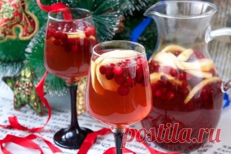 Новогодняя сангрия. Ингредиенты:
Сухое или полусладкое вино — 700 мл
Персики — 3 шт.
Лимон — 1 шт.
Яблоко — 1 шт.
Лайм — 1 шт.
Мята — 4 веточки
Мед — 4 ст. л.

 

 
ПРИГОТОВЛЕНИЕ:

Залейте мяту небольшим количеством меда, поместите смесь в графин. Яблоко порежьте на дольки и удалите семена, лимон, персики и лайм — полукольцами.