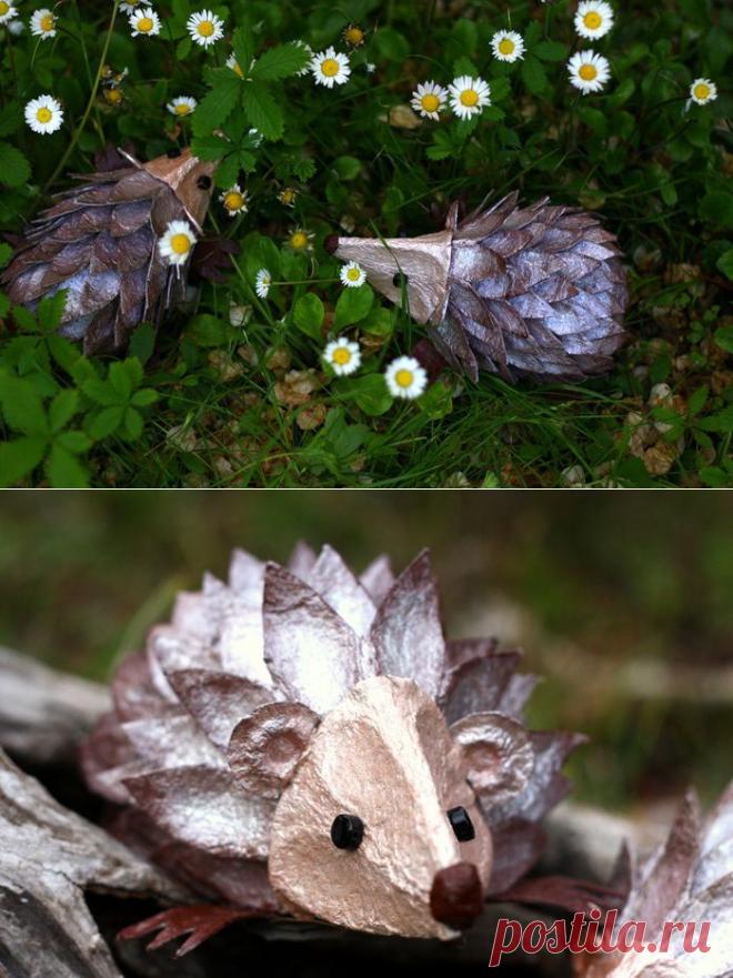 Делаем забавных ежиков из яичных лотков.