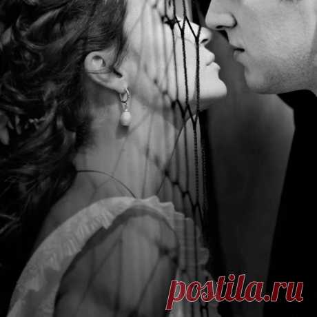 Мы слишком умные,
 чтобы кричать и ломать вещи,
 вместо этого мы ломаем друг друга молчанием.