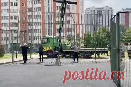 Подмосковные чиновники необычным способом «починили» шестиугольную спортплощадку