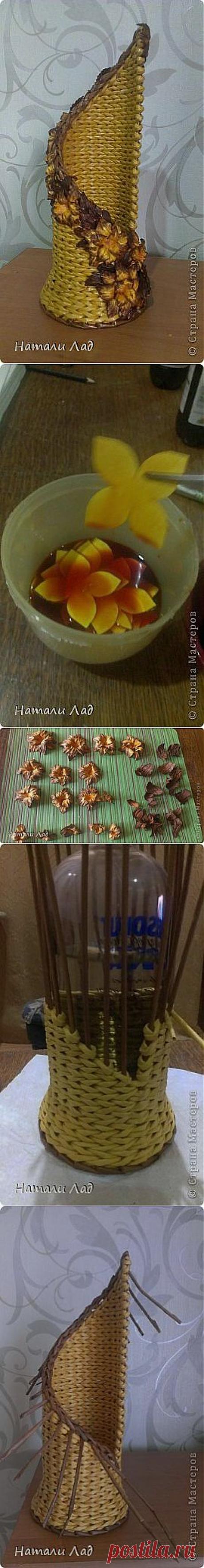Плетение из газет и бумагопластика. Ваза с цветами.