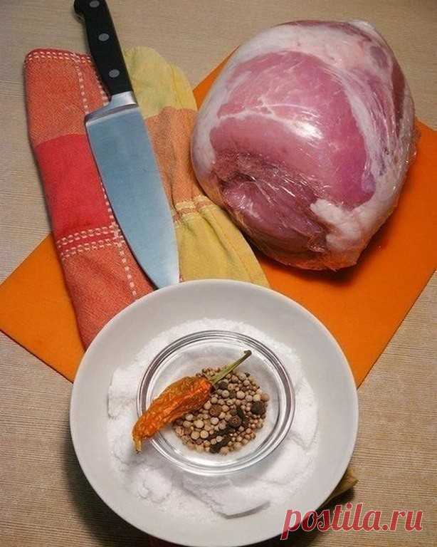Ветчина домашняя

Ветчину и готовое мясо в магазинах я уже давно не беру. Особенно после того, как один раз попытался поджарить кусочек варено-копченого окорока одного из местных производителей. В результате, на сковороде у меня оказался сморщенный, серый кусочек непонятно чего в противно пахнущей, пузыристой жидкости. Сковороду-то я конечно отмыл, но 